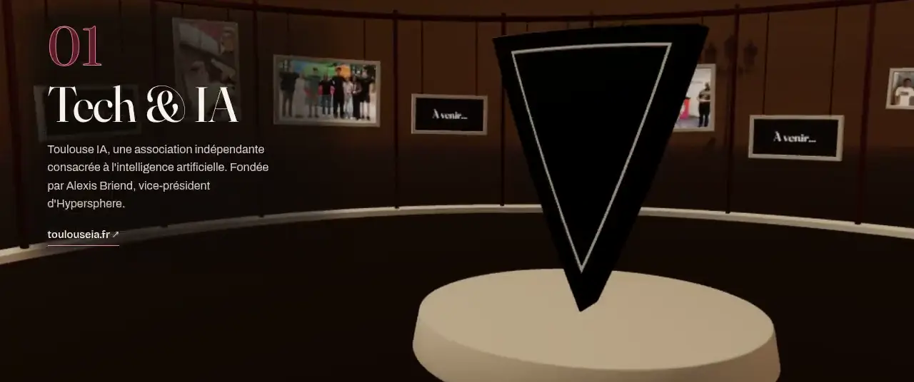 Dans la rotonde d’Hypersphere, la facette « 01 Tech & IA » : le signe de Toulouse IA posé sur le socle central, des cadres photo tout autour